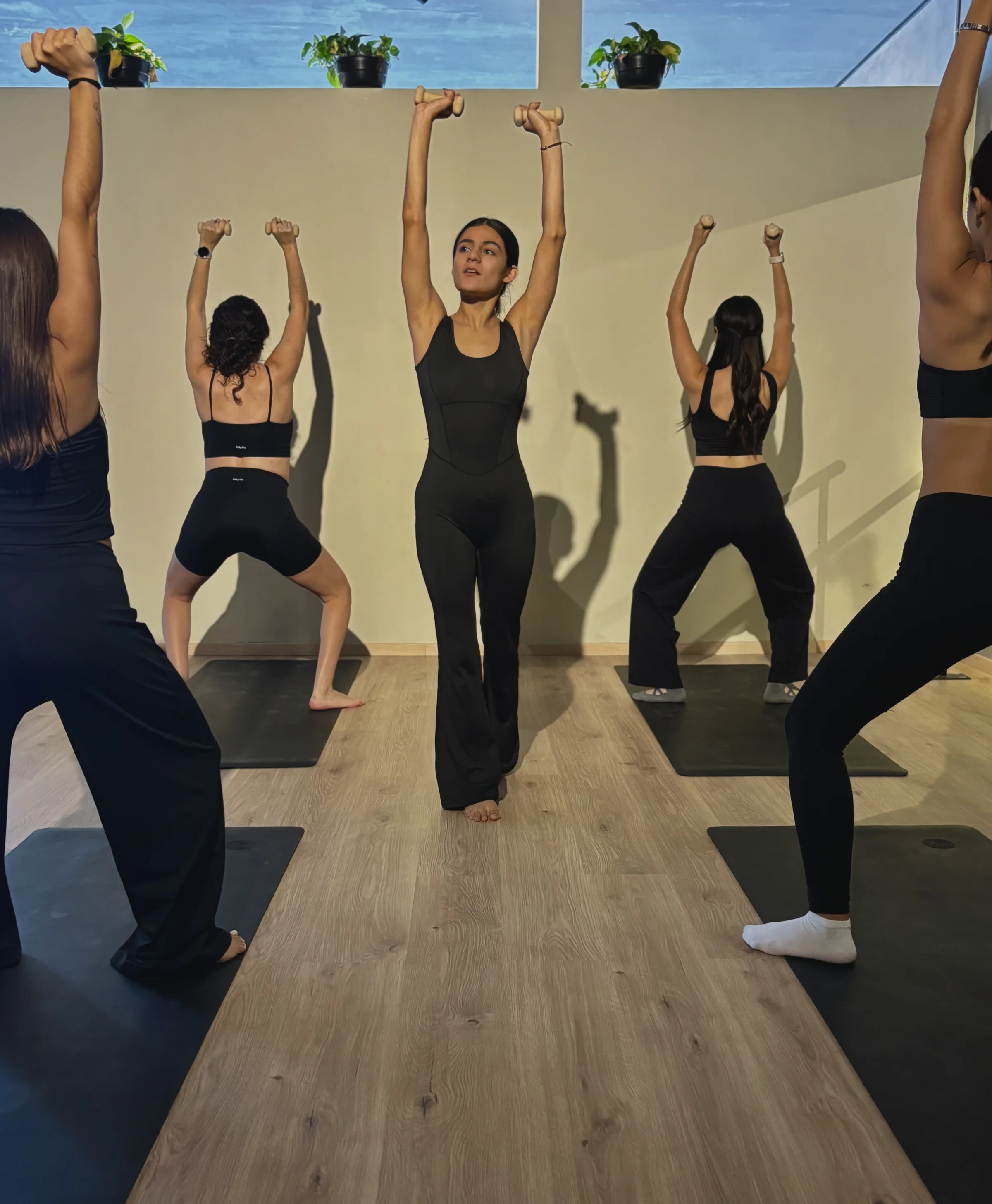 Clase de pie con mancuernas, trabajando fuerza y equilibrio